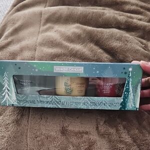 Yankee Candle Holiday Gift Set - Green, Red, Cream
